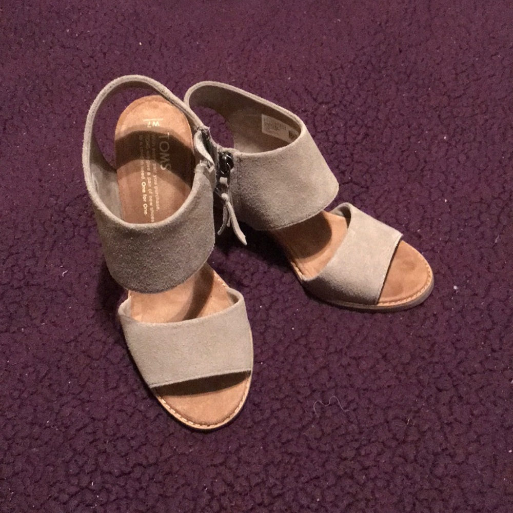 Super cute Toms heels!